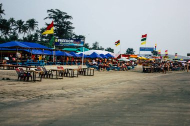 Arambol Goa Hindistan 24 Kasım 2018 geleneksel restoran shack görünümünü öğleden sonra Arambol beach üzerinde