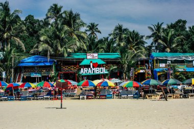 Arambol Goa Hindistan 24 Kasım 2018 geleneksel restoran shack görünümünü öğleden sonra Arambol beach üzerinde