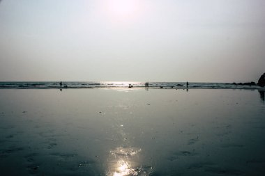 Arambol Goa Hindistan 24 Kasım 2018 Goa ziyaret ve öğleden sonra Arambol plaj üzerinde yürüme bilinmeyenli turist görünümünü