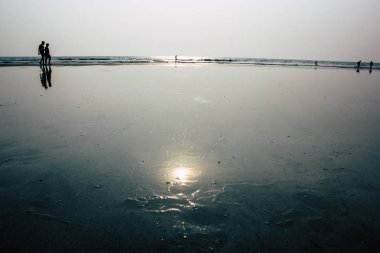 Arambol Goa Hindistan 24 Kasım 2018 Goa ziyaret ve öğleden sonra Arambol plaj üzerinde yürüme bilinmeyenli turist görünümünü