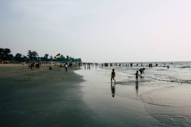 Arambol Goa Hindistan 24 Kasım 2018 Goa ziyaret ve öğleden sonra Arambol plaj üzerinde yürüme bilinmeyenli turist görünümünü