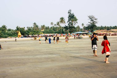 Arambol Goa Hindistan 24 Kasım 2018 Goa ziyaret ve öğleden sonra Arambol plaj üzerinde yürüme bilinmeyenli turist görünümünü
