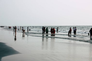 Arambol Goa Hindistan 24 Kasım 2018 Goa ziyaret ve öğleden sonra Arambol plaj üzerinde yürüme bilinmeyenli turist görünümünü