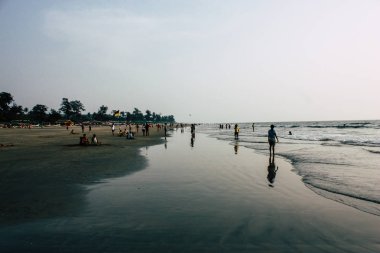 Arambol Goa Hindistan 24 Kasım 2018 Goa ziyaret ve öğleden sonra Arambol plaj üzerinde yürüme bilinmeyenli turist görünümünü