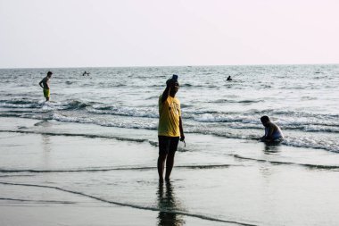 Arambol Goa Hindistan 24 Kasım 2018 Goa ziyaret ve öğleden sonra Arambol plaj üzerinde yürüme bilinmeyenli turist görünümünü
