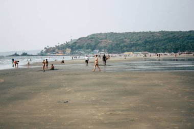 Arambol Goa Hindistan 24 Kasım 2018 Goa ziyaret ve öğleden sonra Arambol plaj üzerinde yürüme bilinmeyenli turist görünümünü