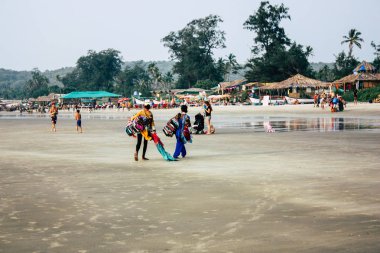 Arambol Goa Hindistan 24 Kasım 2018 Goa ziyaret ve öğleden sonra Arambol plaj üzerinde yürüme bilinmeyenli turist görünümünü