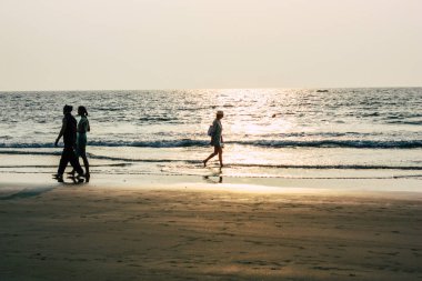 Arambol Goa Hindistan 24 Kasım 2018 Goa ziyaret ve öğleden sonra Arambol plaj üzerinde yürüme bilinmeyenli turist görünümünü