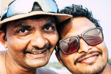 Arambol Goa Hindistan 24 Kasım 2018 Goa ziyaret ve having fun beach Arambol öğleden sonra bilinmeyen Hintli turist portresi