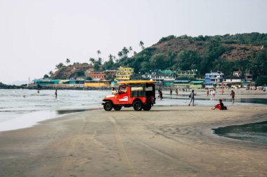 Arambol Goa Hindistan 24 Kasım 2018 kırmızı cankurtaran jeep görünümünü öğleden sonra üzerinde Arambol beach park