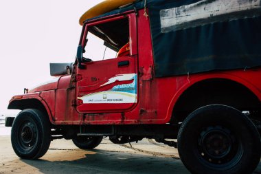 Arambol Goa Hindistan 24 Kasım 2018 kırmızı cankurtaran jeep görünümünü öğleden sonra üzerinde Arambol beach park