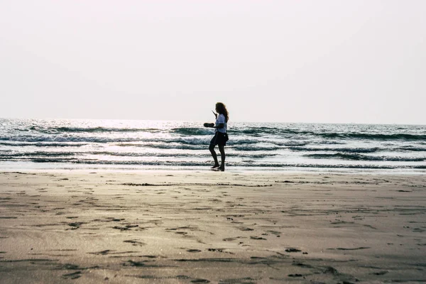 Arambol Goa Hindistan 24 Kasım 2018 Goa ziyaret ve öğleden sonra Arambol plaj üzerinde yürüme bilinmeyenli turist görünümünü