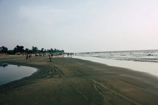 2018 Arambol Goa를 오후에 Arambol 해변에 미지수 관광객의 — 스톡 사진