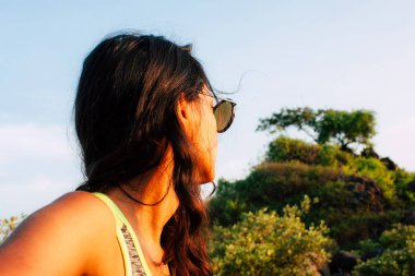 Om 30 Kasım 2018 Gokarna Karnataka Hindistan plaj portre Reachel Singh, Hollandalı profesyonel şarkıcı onun son albümü sahilde günbatımı sırasında performans.