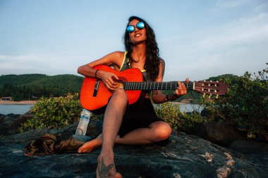 Om 30 Kasım 2018 Gokarna Karnataka Hindistan plaj portre Reachel Singh, Hollandalı profesyonel şarkıcı onun son albümü sahilde günbatımı sırasında performans.