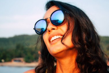 Om 30 Kasım 2018 Gokarna Karnataka Hindistan plaj portre Reachel Singh, Hollandalı profesyonel şarkıcı onun son albümü sahilde günbatımı sırasında performans.