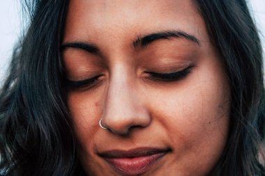 Om 30 Kasım 2018 Gokarna Karnataka Hindistan plaj portre Reachel Singh, Hollandalı profesyonel şarkıcı onun son albümü sahilde günbatımı sırasında performans.