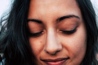 Om 30 Kasım 2018 Gokarna Karnataka Hindistan plaj portre Reachel Singh, Hollandalı profesyonel şarkıcı onun son albümü sahilde günbatımı sırasında performans.