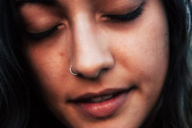 Om 30 Kasım 2018 Gokarna Karnataka Hindistan plaj portre Reachel Singh, Hollandalı profesyonel şarkıcı onun son albümü sahilde günbatımı sırasında performans.