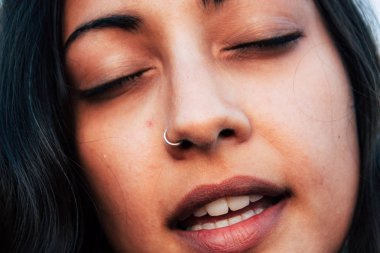 Om 30 Kasım 2018 Gokarna Karnataka Hindistan plaj portre Reachel Singh, Hollandalı profesyonel şarkıcı onun son albümü sahilde günbatımı sırasında performans.