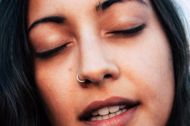 Om 30 Kasım 2018 Gokarna Karnataka Hindistan plaj portre Reachel Singh, Hollandalı profesyonel şarkıcı onun son albümü sahilde günbatımı sırasında performans.