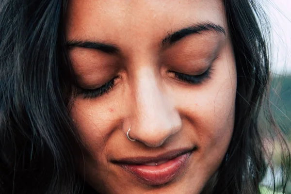 Om 30 Kasım 2018 Gokarna Karnataka Hindistan plaj portre Reachel Singh, Hollandalı profesyonel şarkıcı onun son albümü sahilde günbatımı sırasında performans.