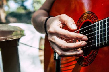 Om 01 Aralık 2018 Gokarna Karnataka Hindistan plaj portre Reachel Singh, gitar Güney Hindistan ormanda oynamayı Hollandalı profesyonel şarkıcı