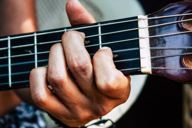 Om 01 Aralık 2018 Gokarna Karnataka Hindistan plaj portre Reachel Singh, gitar Güney Hindistan ormanda oynamayı Hollandalı profesyonel şarkıcı