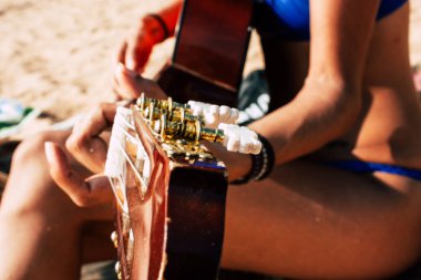 Om 02 Aralık 2018 Gokarna Karnataka Hindistan plaj portre el ve Reachel Singh, Hollandalı profesyonel şarkıcı onun son albümü akşamı performans gitar