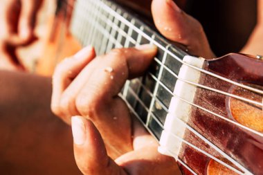 Om 02 Aralık 2018 Gokarna Karnataka Hindistan plaj portre el ve Reachel Singh, Hollandalı profesyonel şarkıcı onun son albümü akşamı performans gitar