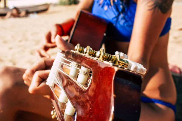 Playa Gokarna Karnataka India Diciembre 2018 Primer Plano Mano Guitarra —  Fotos de Stock