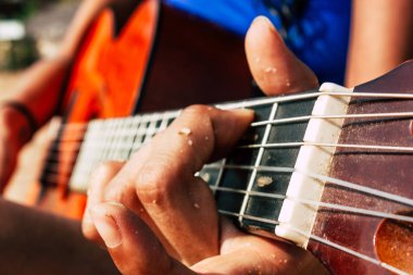 Om 02 Aralık 2018 Gokarna Karnataka Hindistan plaj portre el ve Reachel Singh, Hollandalı profesyonel şarkıcı onun son albümü akşamı performans gitar