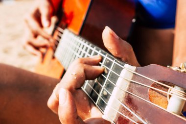 Om 02 Aralık 2018 Gokarna Karnataka Hindistan plaj portre el ve Reachel Singh, Hollandalı profesyonel şarkıcı onun son albümü akşamı performans gitar