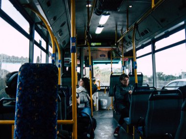 Tel Aviv İsrail 23 Kasım 2018 bilinmeyen İsrail insanlar öğleden sonra toplu taşımayla Tel Aviv city seyahat görünümünü