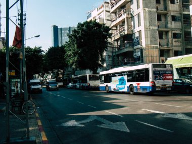 Tel Aviv İsrail 23 Kasım 2018 sokaklarda öğleden sonra Rating dolaşımda Tel Aviv otobüs bir klasik İsrail şehir görünümünü