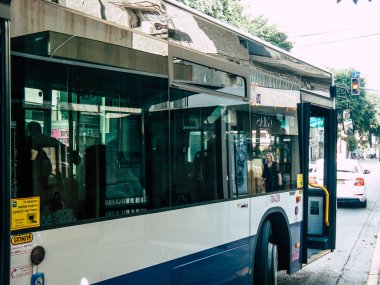Tel Aviv İsrail 23 Kasım 2018 sokaklarda öğleden sonra Rating dolaşımda Tel Aviv otobüs bir klasik İsrail şehir görünümünü
