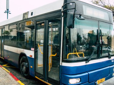 Tel Aviv İsrail 23 Kasım 2018 sokaklarda öğleden sonra Rating dolaşımda Tel Aviv otobüs bir klasik İsrail şehir görünümünü