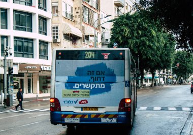 Tel Aviv İsrail 23 Kasım 2018 sokaklarda öğleden sonra Rating dolaşımda Tel Aviv otobüs bir klasik İsrail şehir görünümünü