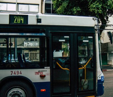 Tel Aviv İsrail 23 Kasım 2018 sokaklarda öğleden sonra Rating dolaşımda Tel Aviv otobüs bir klasik İsrail şehir görünümünü