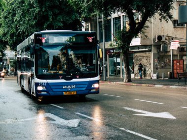 Tel Aviv İsrail 23 Kasım 2018 sokaklarda öğleden sonra Rating dolaşımda Tel Aviv otobüs bir klasik İsrail şehir görünümünü