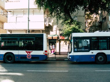 Tel Aviv İsrail 23 Kasım 2018 sokaklarda öğleden sonra Rating dolaşımda Tel Aviv otobüs bir klasik İsrail şehir görünümünü