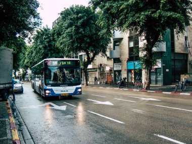 Tel Aviv İsrail 23 Kasım 2018 sokaklarda öğleden sonra Rating dolaşımda Tel Aviv otobüs bir klasik İsrail şehir görünümünü