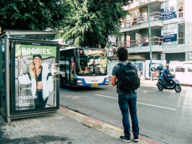 Tel Aviv İsrail 23 Kasım 2018 bilinmeyen İsrail insanlar otobüs görünümünü standı Tel Aviv sokaklarında öğleden sonra