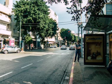 Tel Aviv İsrail 23 Kasım 2018 bilinmeyen İsrail insanlar otobüs görünümünü standı Tel Aviv sokaklarında öğleden sonra