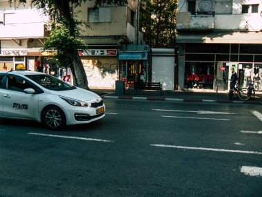 Tel Aviv İsrail 23 Ekim 2018 Tel Aviv sokakta öğleden sonra haddeleme geleneksel İsrail beyaz bir taksi son görünümünü