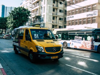 Tel Aviv İsrail 23 Ekim 2018 geleneksel bir İsrail sarı taksi Tel Aviv sokakta öğleden sonra haddeleme görünümünü