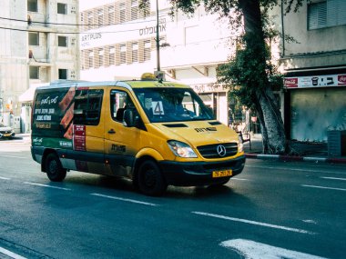 Tel Aviv İsrail 23 Ekim 2018 geleneksel bir İsrail sarı taksi Tel Aviv sokakta öğleden sonra haddeleme görünümünü