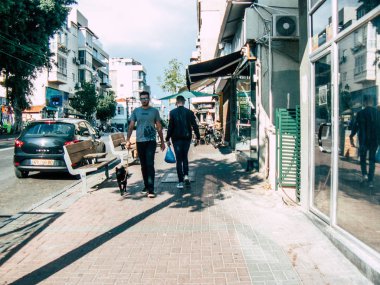 Tel Aviv İsrail 23 Kasım 2018 bilinmeyen İsrail halkının öğleden sonra Tel Aviv sokaklarında yürüyüş görünümü