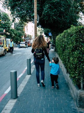 Tel Aviv İsrail 23 Kasım 2018 bilinmeyen İsrail halkının öğleden sonra Tel Aviv sokaklarında yürüyüş görünümü