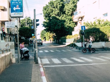 Tel Aviv İsrail 23 Kasım 2018 bilinmeyen İsrail halkının öğleden sonra Tel Aviv sokaklarında yürüyüş görünümü